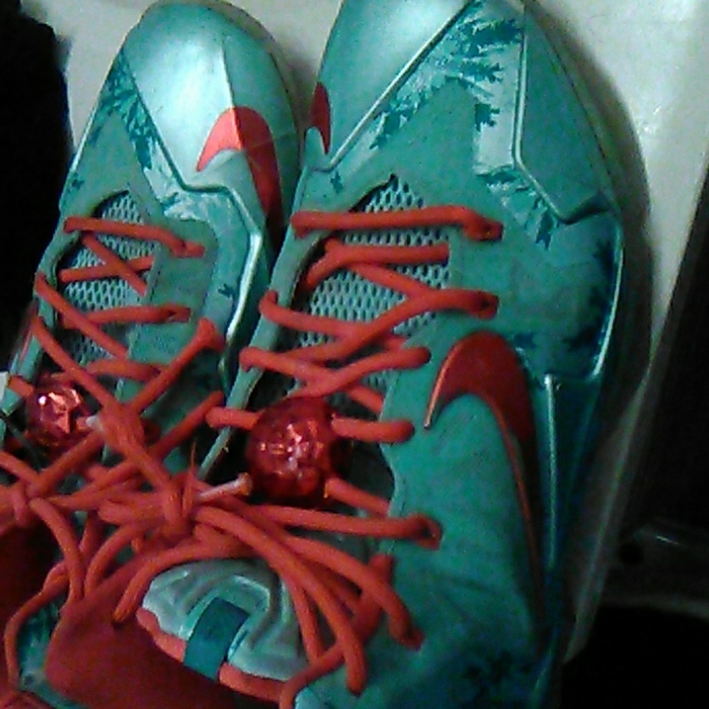 KING JAMES LEBRON 11 CHRISTMAS EDITION